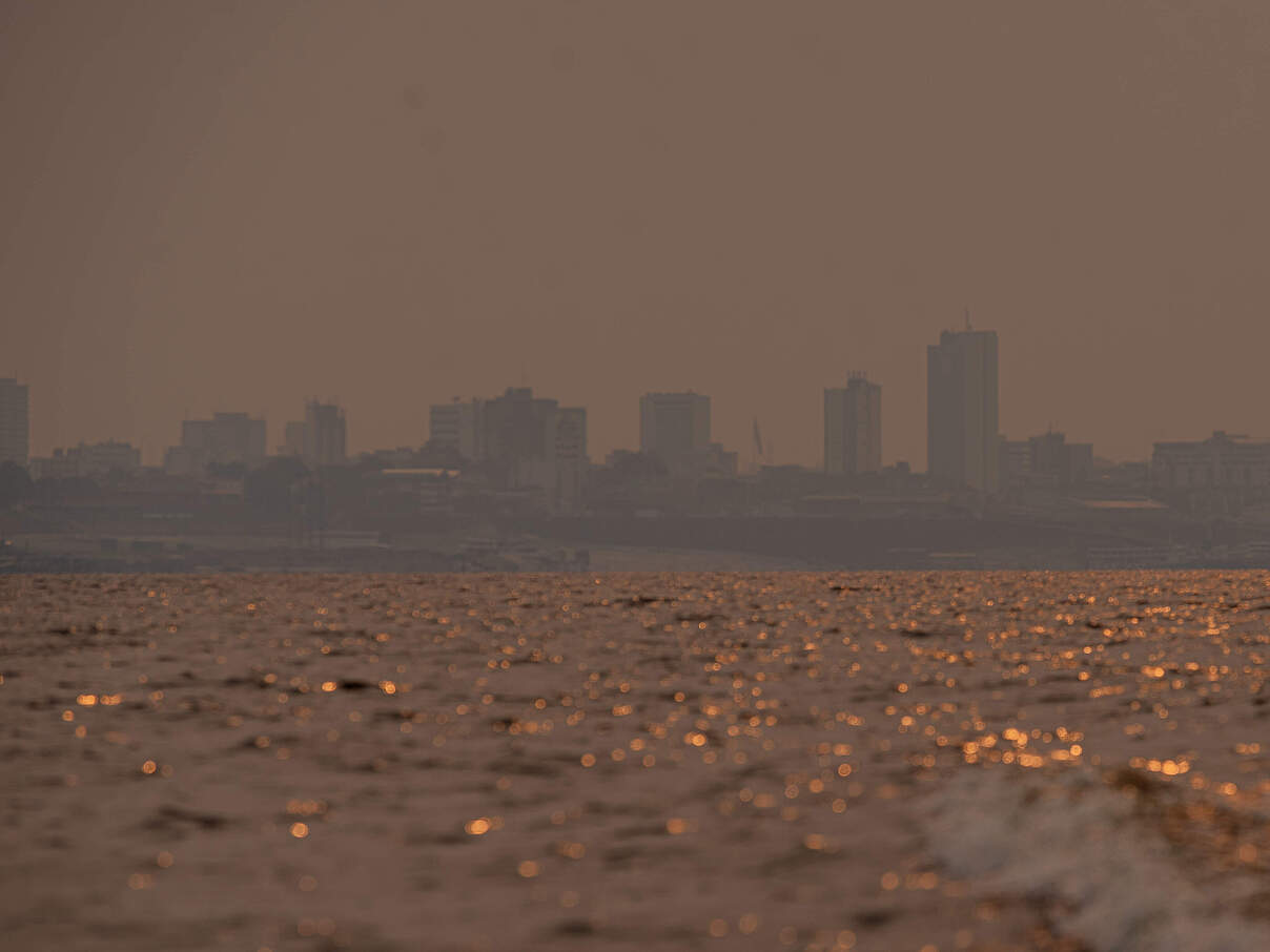 Der Rauch der Waldbrände liegt über Manaus © Jacqueline Lisboa / WWF Brazil
