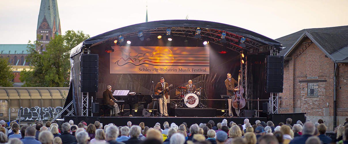 Ulrich Tukur und die Rhythmus Boys / Openair Lübeck © Felix König