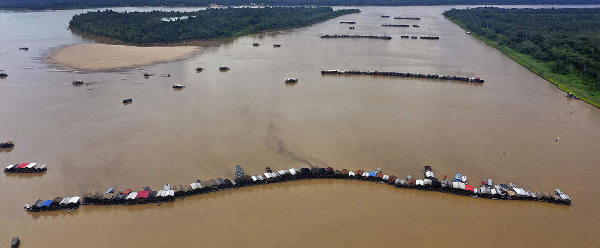 Die illegalen Behausen der Goldgräber im Amazonas © picture alliance / ASSOCIATED PRESS | Edmar Barros