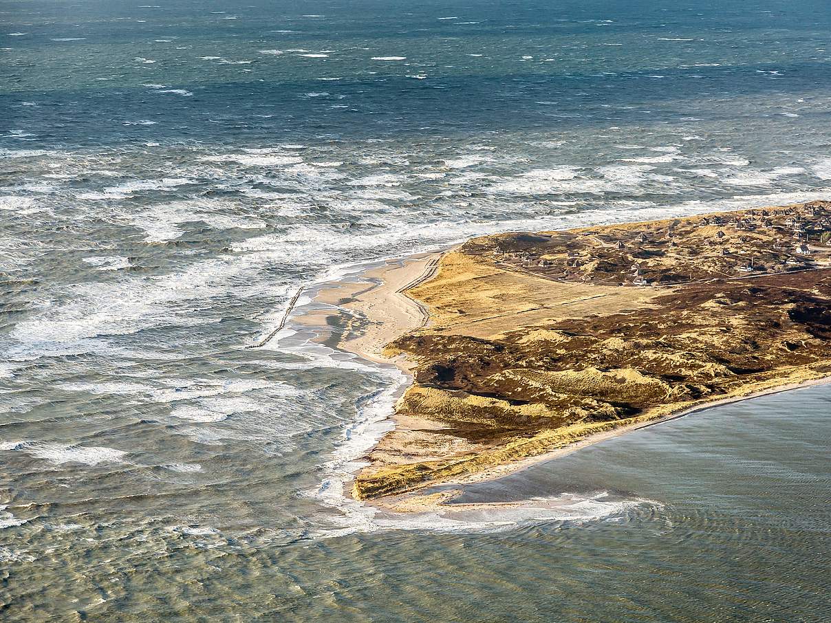 Die Südspitze von Sylt bei Hörnum ist bereits zu großen Teilen im Meer versunken © Martin Stock