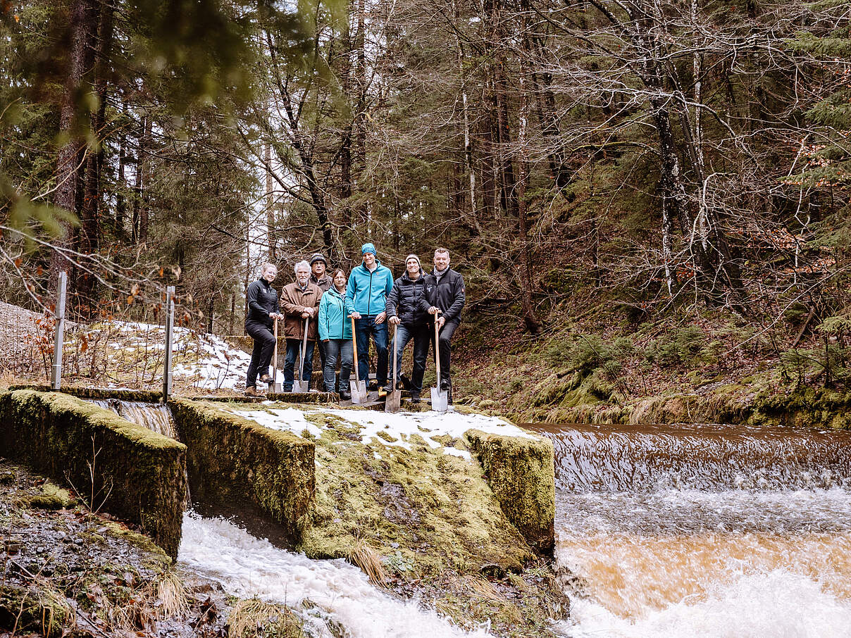 Der symbolische Spatenstich zum Wehrrückbau am Wielenbach © Anna von Hafenbrädl / WWF