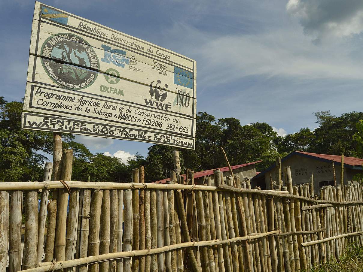 Eingang zum Kaffeezentrum © C. Mpassi / WWF DRC
