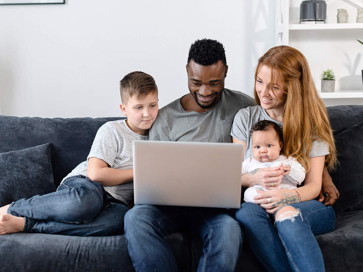 Familie sitzt am Laptop © Shutterstock / Vadym Pastukh / WWF-UK