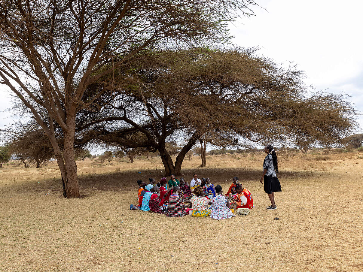 Bis vor einiger Zeit mussten die Frauen noch ungeschützt unter einem Baum arbeiten