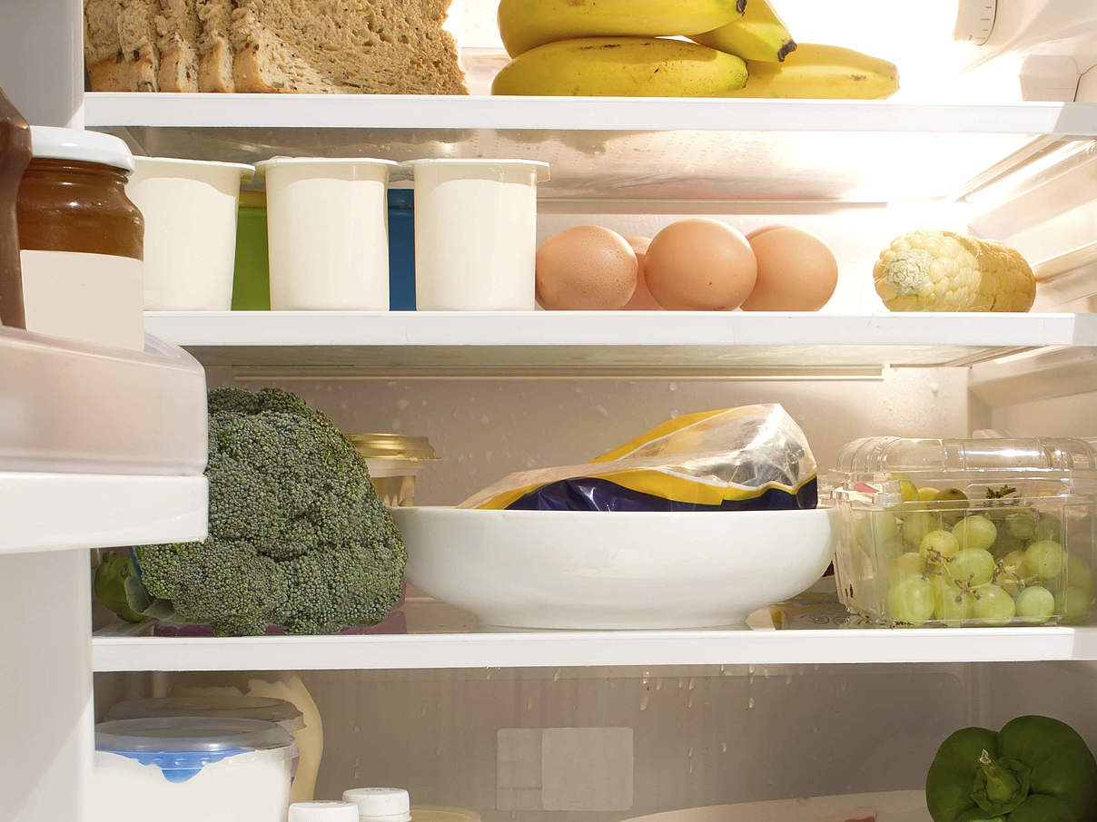 Ein gut gefüllter Kühlschrank spart Energie © iStock / GettyImages