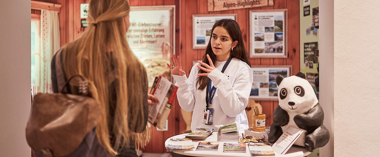 Gespräche am WWF Stand © Andreas Lörcher / WWF 