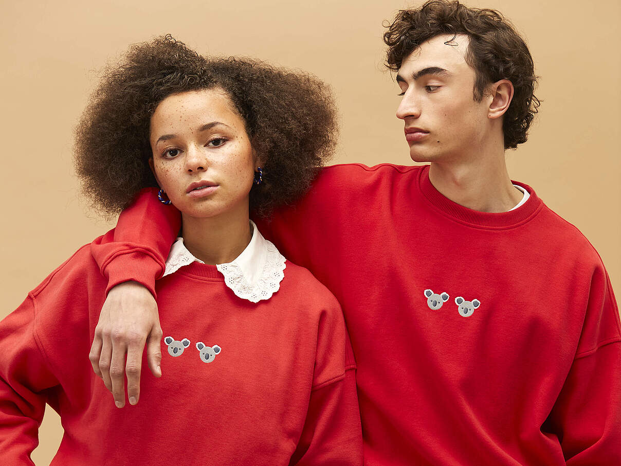 Rote Pullover aus dem WWF-Shop als Geschenk zum Valentinstag © WWF