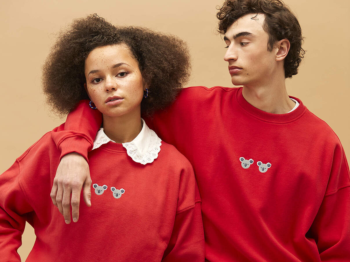 Rote Pullover aus dem WWF-Shop als Geschenk zum Valentinstag © WWF