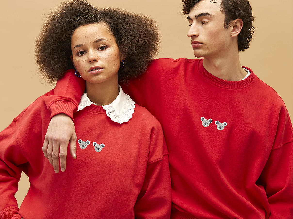 Rote Pullover aus dem WWF-Shop als Geschenk zum Valentinstag © WWF