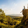 Wanderer sitzt auf Felsen © kasakphoto / Shutterstock