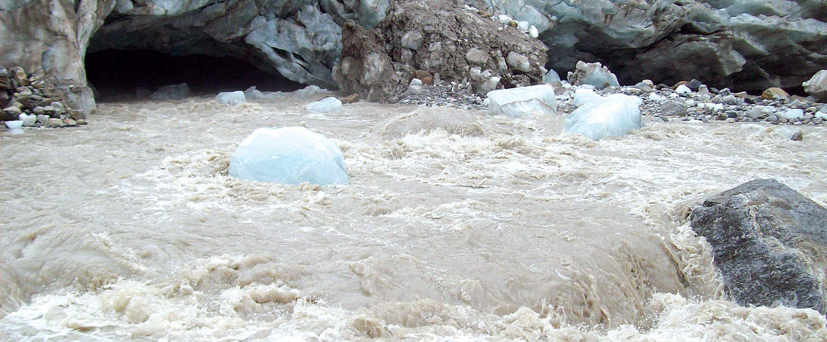 Geschmolzenes Gletscherwasser aus einer Eishöhle © WWF Indien