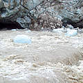 Geschmolzenes Gletscherwasser aus einer Eishöhle © WWF Indien