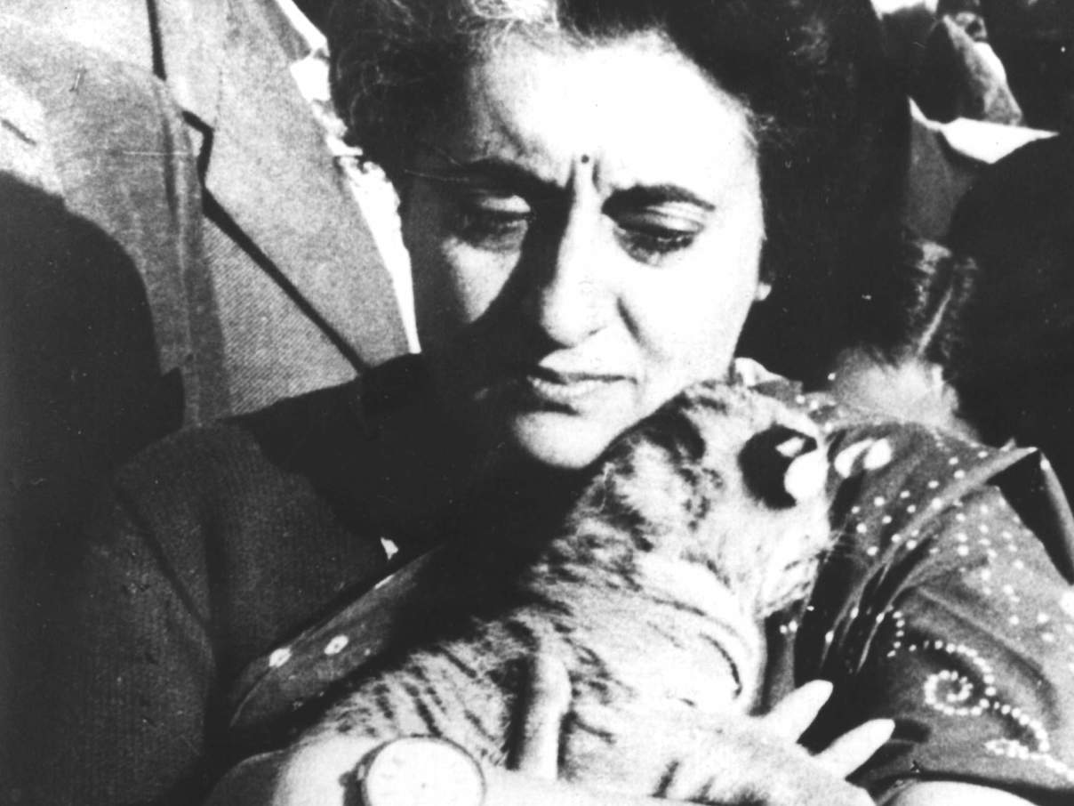 Indira Gandhi - hier mit Tigerjungem - gründete 1973 das erste Tigerschutzprojekt in Indien © WWF International / Indian Government Press Information