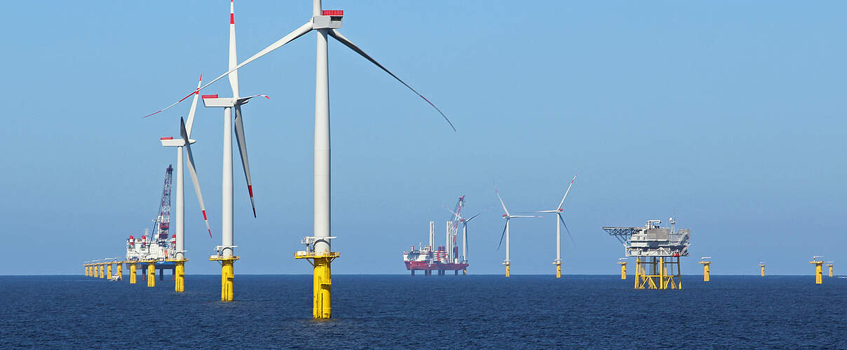 Windräder und Tankstellen im Ozean © Wirestock / iStock / Getty Images