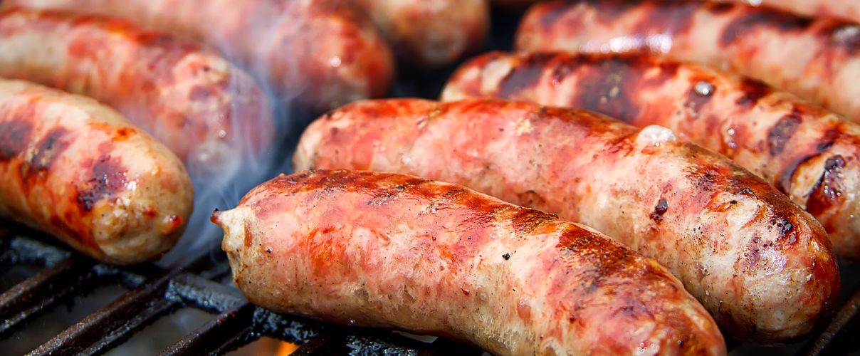 Würste auf dem Grill © Gerasimo / iStock / Getty Images