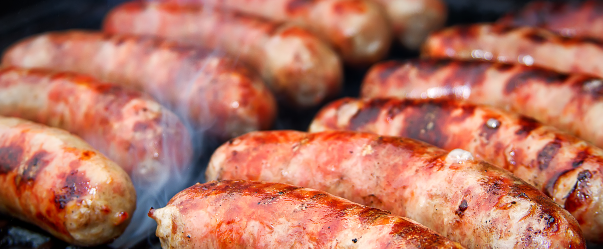 Würste auf dem Grill © Gerasimo / iStock / Getty Images