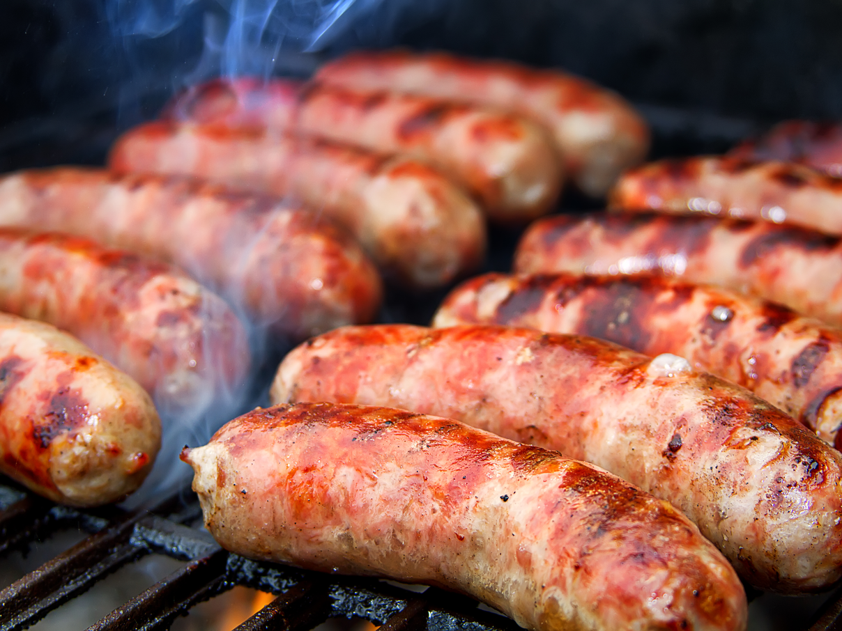 Würste auf dem Grill © Gerasimo / iStock / Getty Images