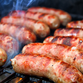 Würste auf dem Grill © Gerasimo / iStock / Getty Images