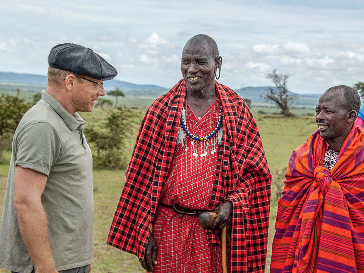 Johannes Kirchgatter mit Massai in der Mara Serengeti © Nina Dohm / WWF