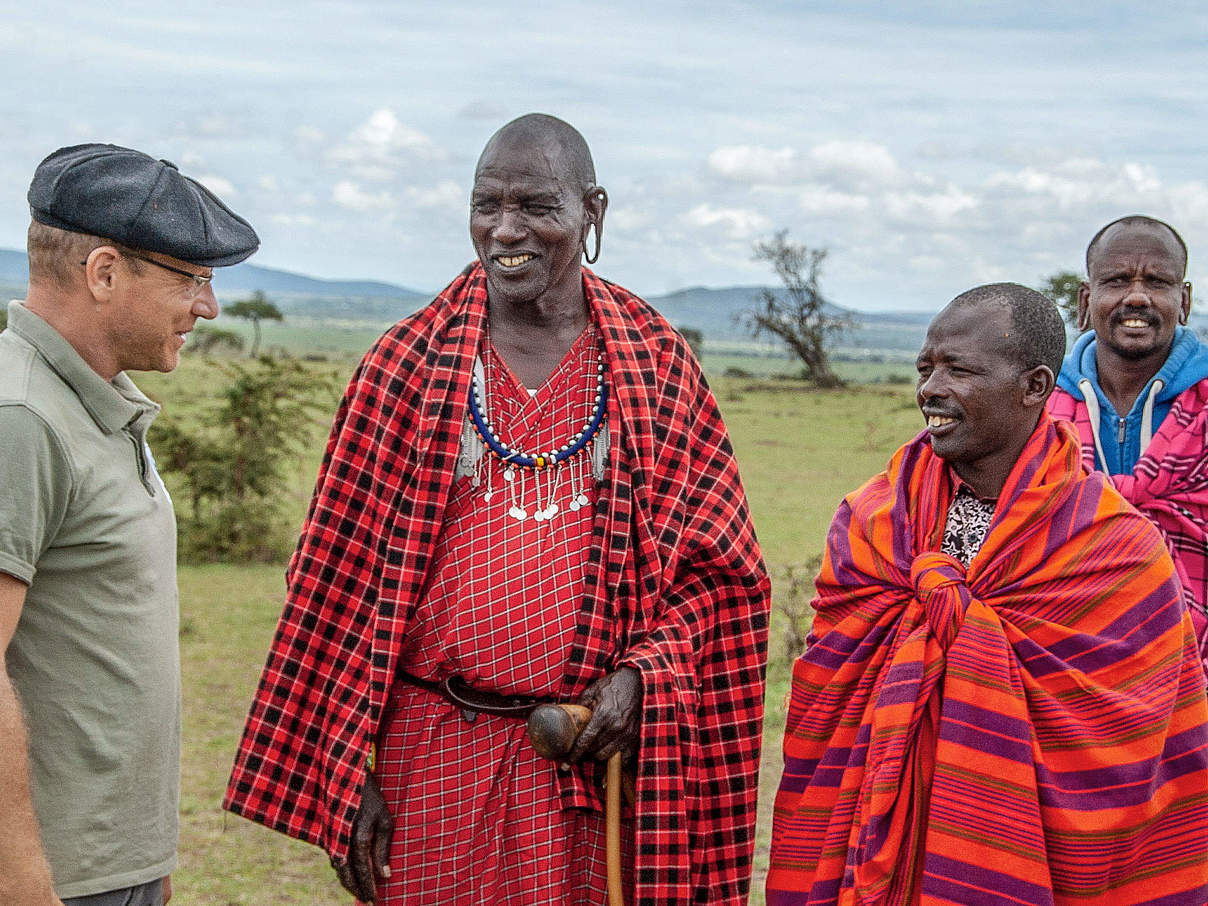 Johannes Kirchgatter mit Massai in der Mara Serengeti © Nina Dohm / WWF Johannes Kirchgatter mit Massai in der Mara Serengeti © Nina Dohm / WWF