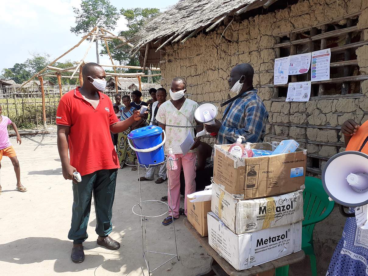 Besatzung des Ambulanzbootes macht Halt © WWF