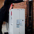 Neue Heiztechnologie wie eine Wärmepumpe hilft beim Energie sparen © David Bebber / WWF-UK
