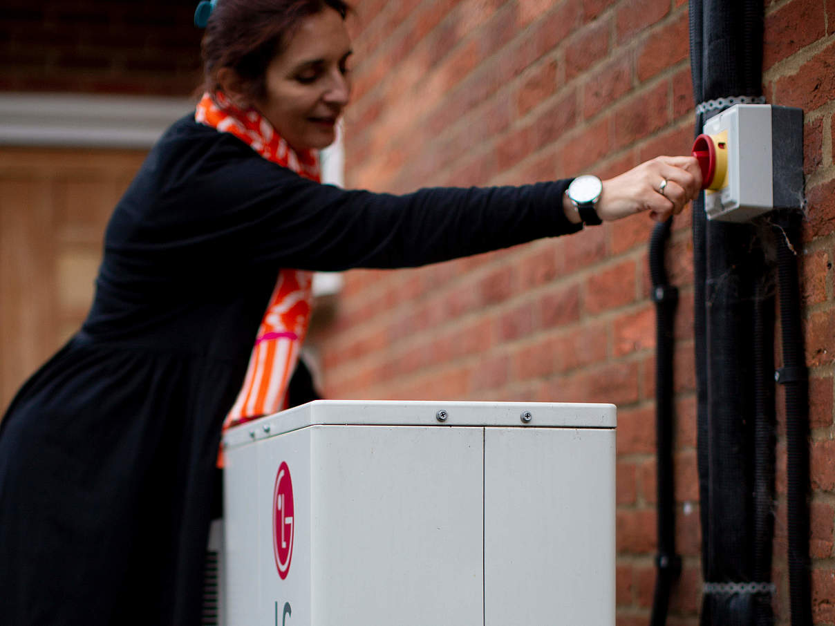 Neue Heiztechnologie wie eine Wärmepumpe hilft beim Energie sparen © David Bebber / WWF-UK