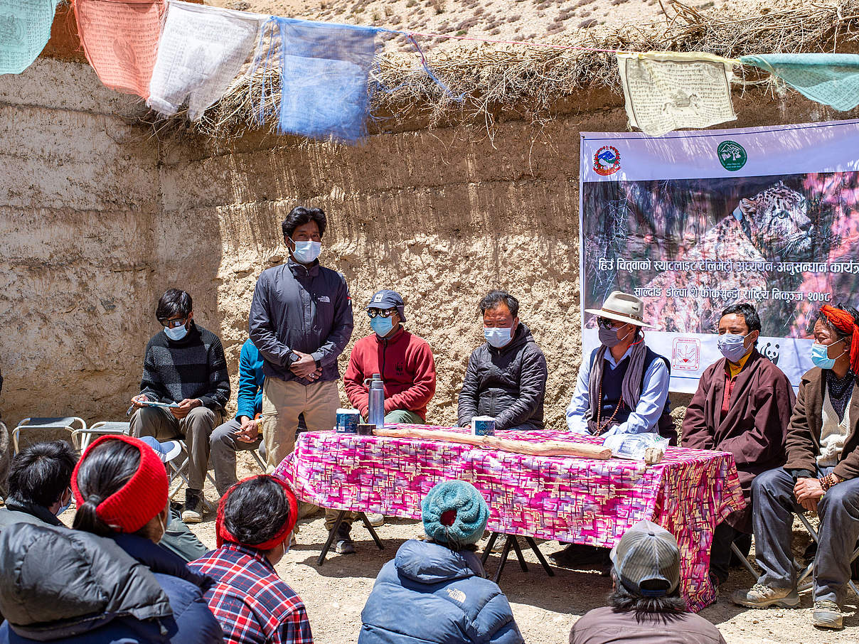Bürgerwissenschaftler:innen und Mitarbeiter:innen des Shey Phoksundo National Parks bei einer Schulung © DNPWC/WWF Nepal
