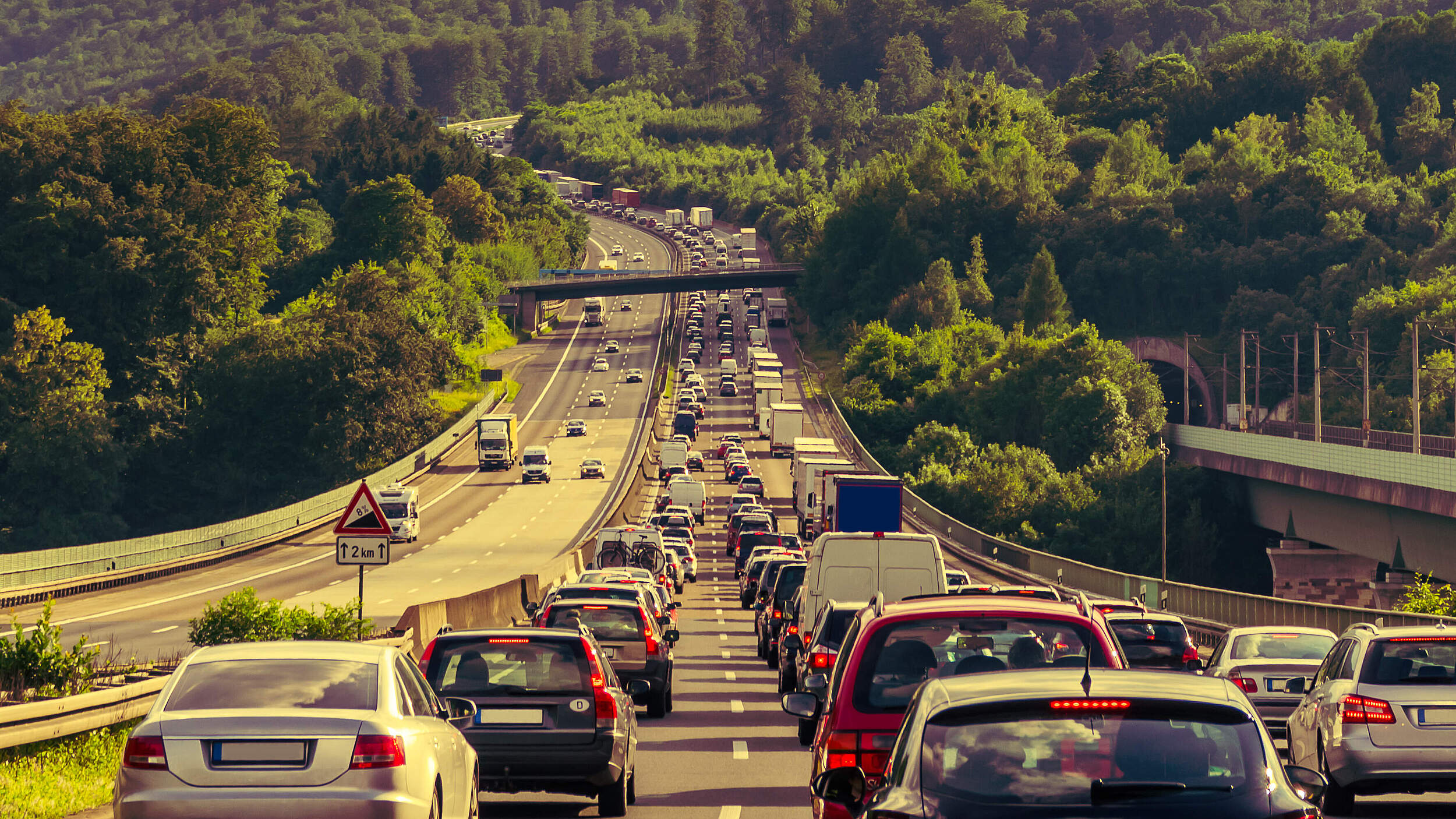 Stau auf der Autobahn @ Tim Siegert-batcam / iStock / Getty Images