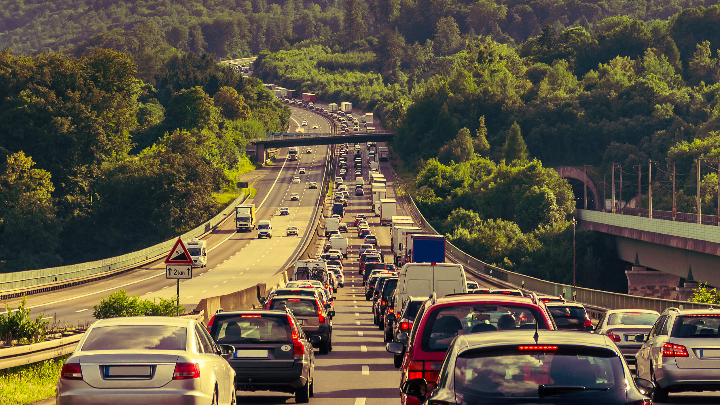 Stau auf der Autobahn @ Tim Siegert-batcam / iStock / Getty Images