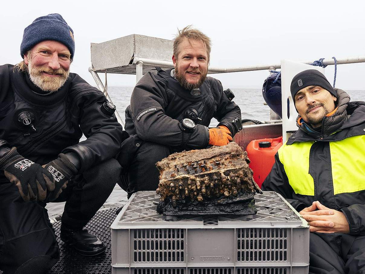 Die Forschungstaucher Christian Howe, Florian Huber (Mitte) und Uli Kunz kurz nach der Bergung © Uli Kunz / submaris