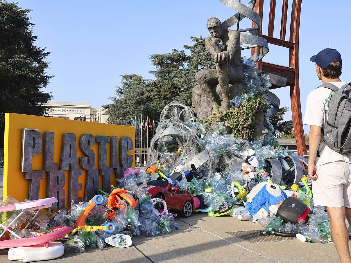 Ein Kunstwerk aus Plastik im Rahmen der Verhandlungen in Genf im August 2025