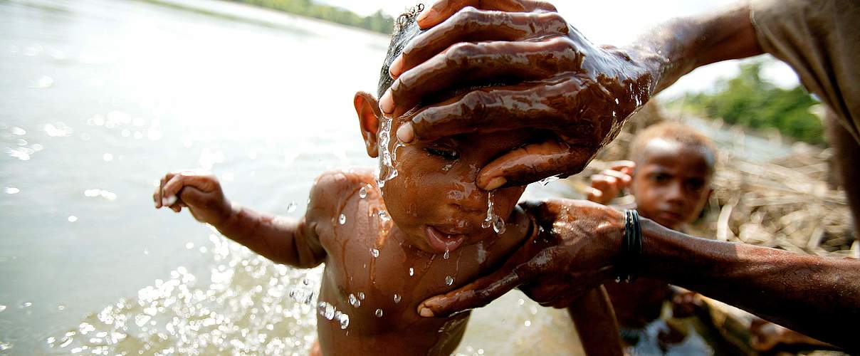 Kind badet in Neu-Guinea © Brent Stirton / WWF