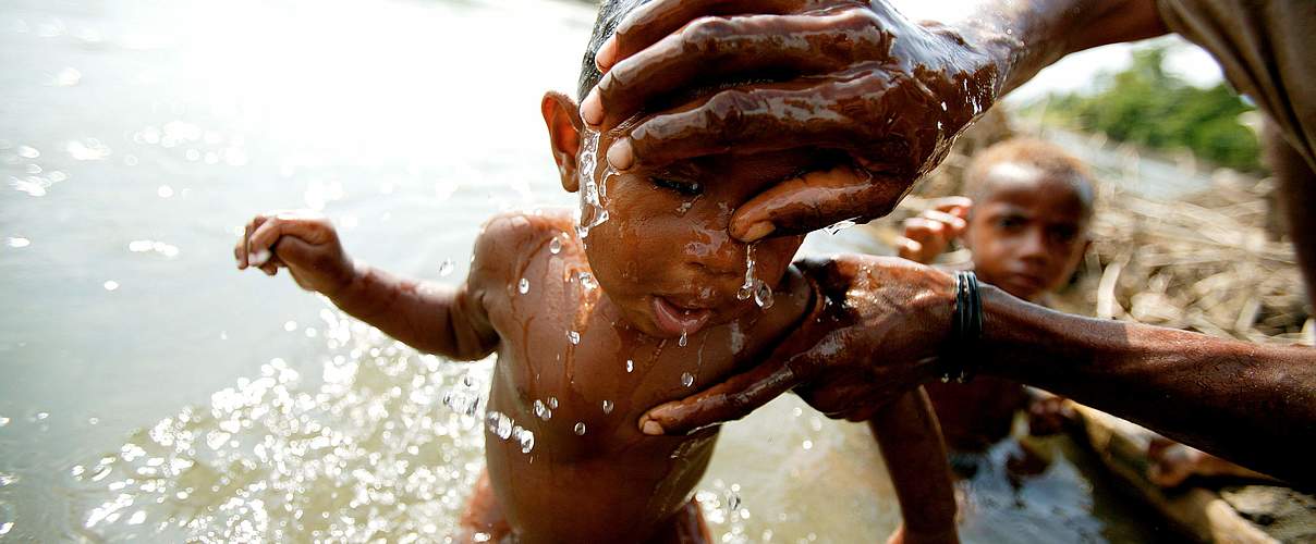 Kind badet in Neu-Guinea © Brent Stirton / WWF
