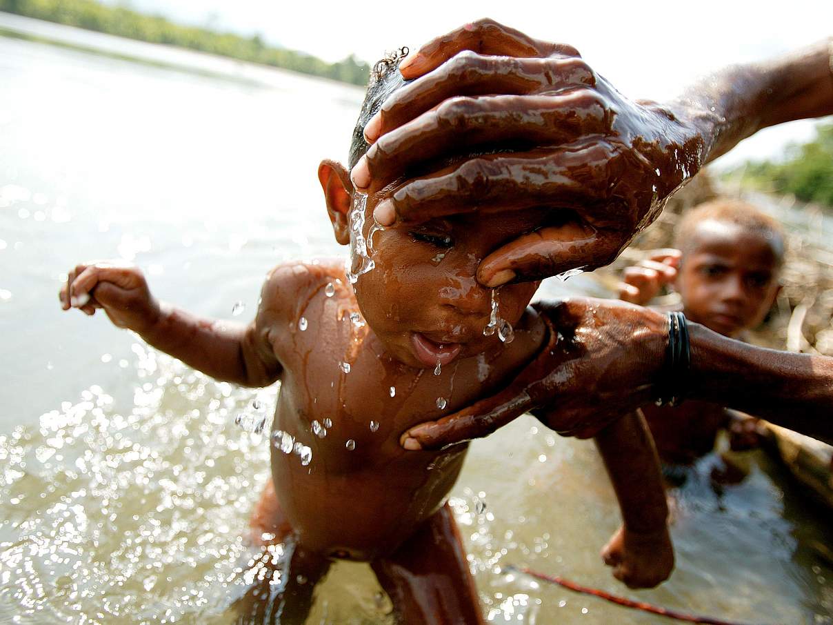 Kind badet in Neu-Guinea © Brent Stirton / WWF