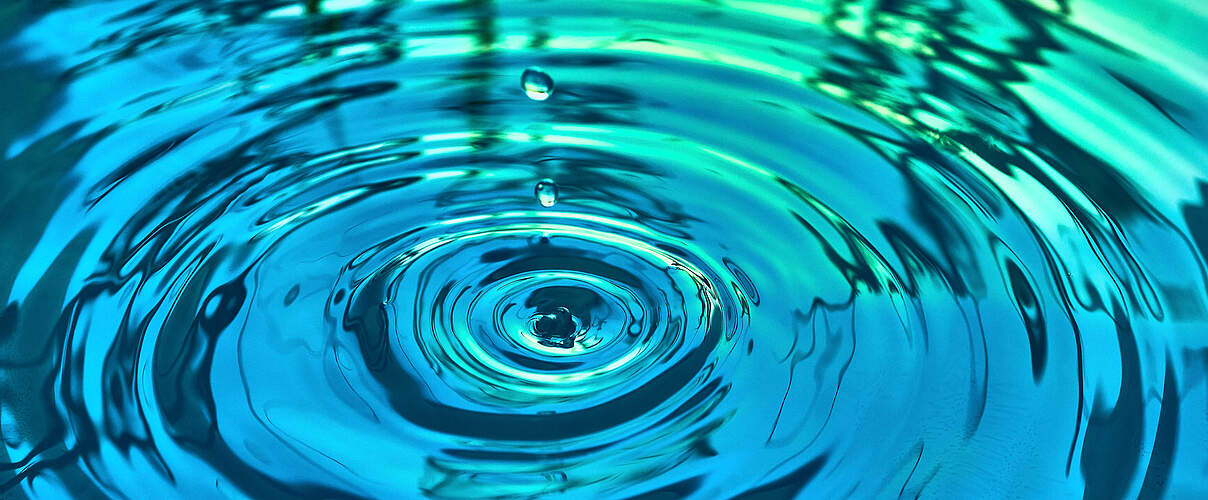 Kreisförmige Wellen um einen Wassertropfen