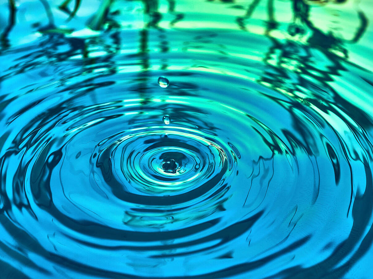Kreisförmige Wellen um einen Wassertropfen