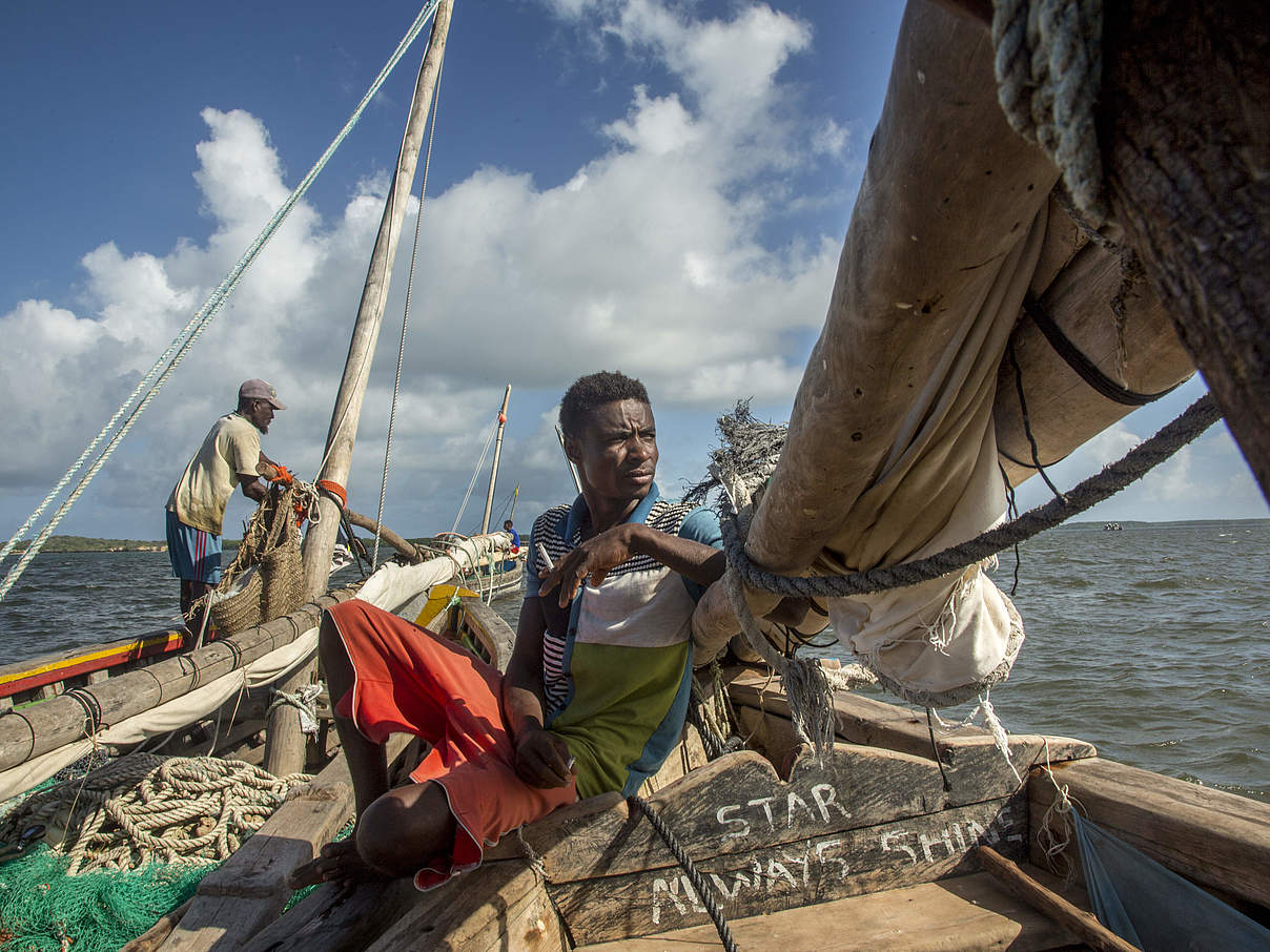 Fischer auf Boot in Kenia © Georgina Goodwin / Shoot The Earth / WWF-UK