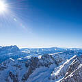 Landschaftsbild der Dolomiten im Winter bei strahlendem Sonnenschein.