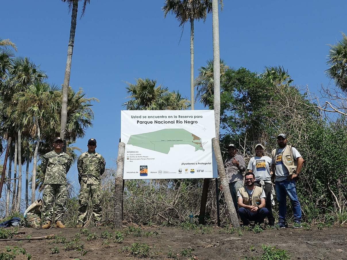 Schild "Parque Nacional Rio Negro" mit Mitarbeitern ©Lia Galeano / Eco Pantanal