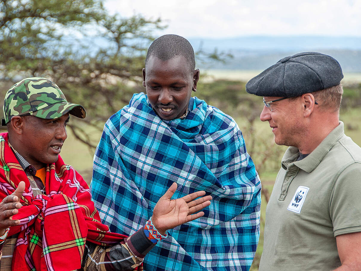 WWF-Mitarbeiter im Gespräch mit einem Landeigentümer in der Masai Mara © WWF Kenya