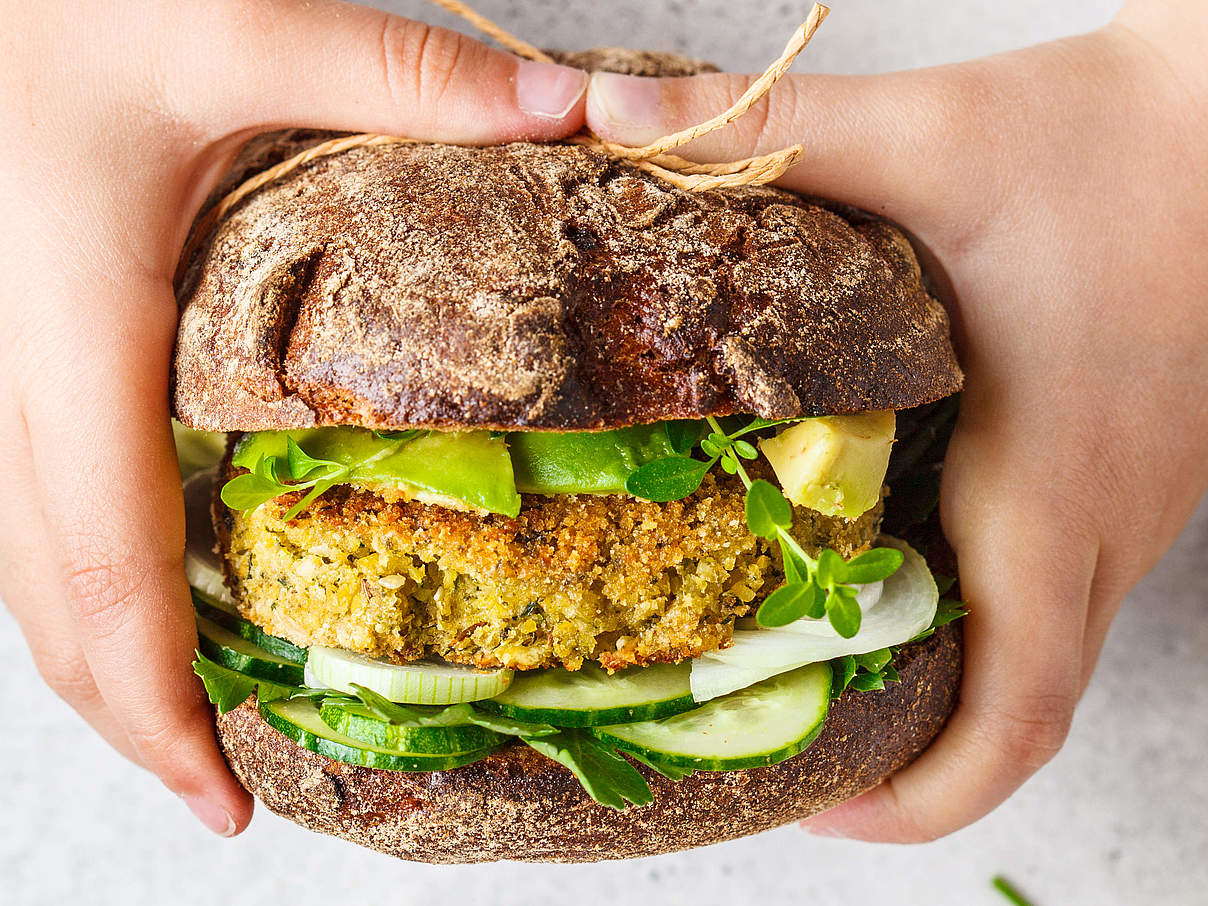 Veganer Burger mit Kichererbsen-Bratling © Vaaseenaa / iStock Getty Images