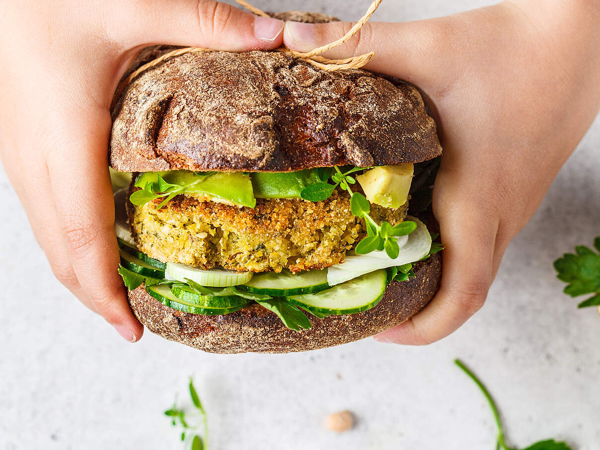 Veganer Burger mit Kichererbsen-Bratling © Vaaseenaa / iStock Getty Images