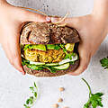 Veganer Burger mit Kichererbsen-Bratling © Vaaseenaa / iStock Getty Images