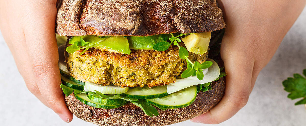 Veganer Burger mit Kichererbsen-Bratling © Vaaseenaa / iStock Getty Images