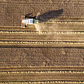 Landmaschine auf Acker (c) getty images