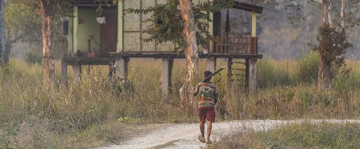 Ranger im Kaziranga-Tiger-Reservat in Indien © WWF Sweden / Ola Jennersten