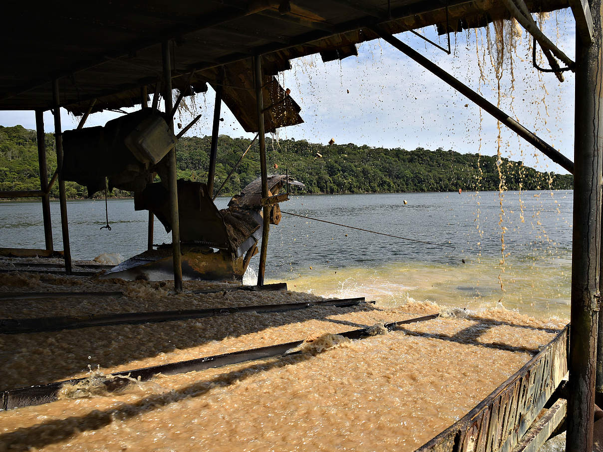 Goldgräberschiff im Rio Tapajòs © Adriano Gambarini / WWF-Brazil