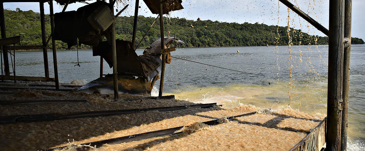 Goldgräberschiff im Rio Tapajòs © Adriano Gambarini / WWF-Brazil