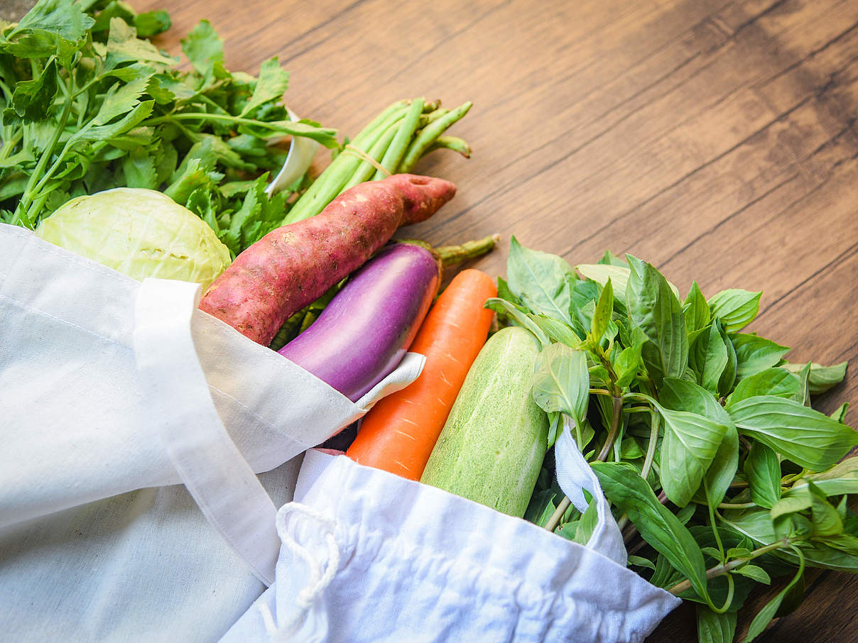 Gemüse im Stoffbeutel © Shutterstock / Poring Studio
